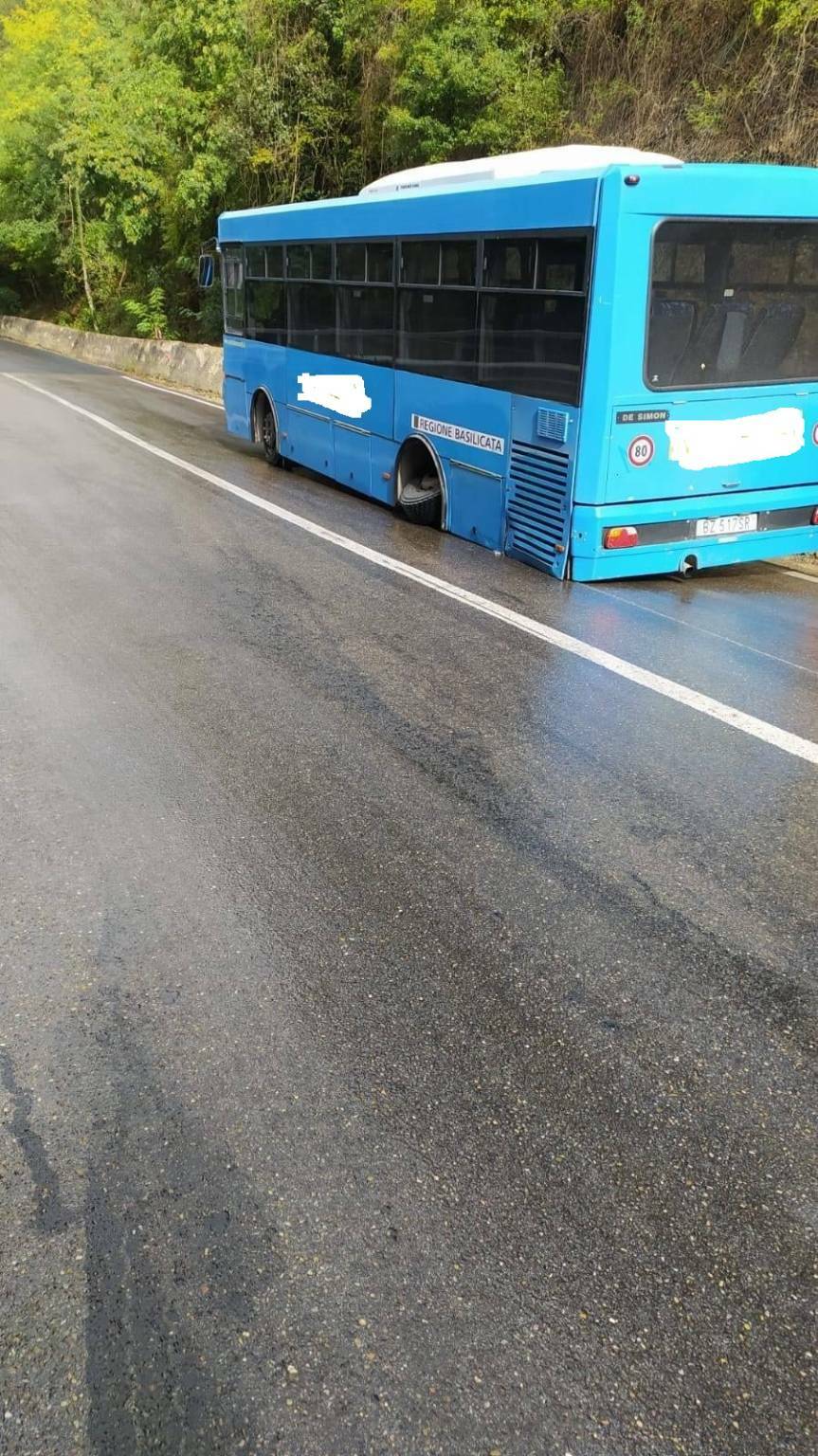 Autobus che ha perso le ruote