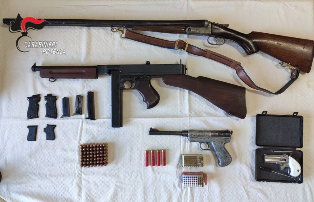 Armi e munizioni nascoste in deposito agricolo a Melfi, arrestato un uomo