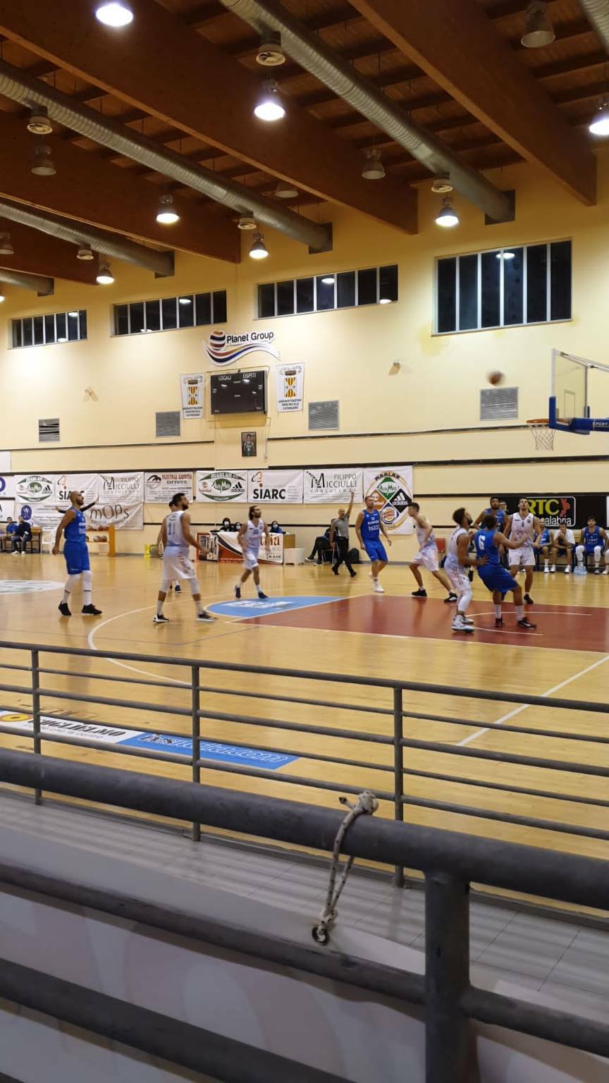 Basket, l’Olimpia Matera espugna il parquet di Catanzaro