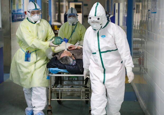 Pandemia. L’allarme di medici e infermieri: ospedali vicini al collasso