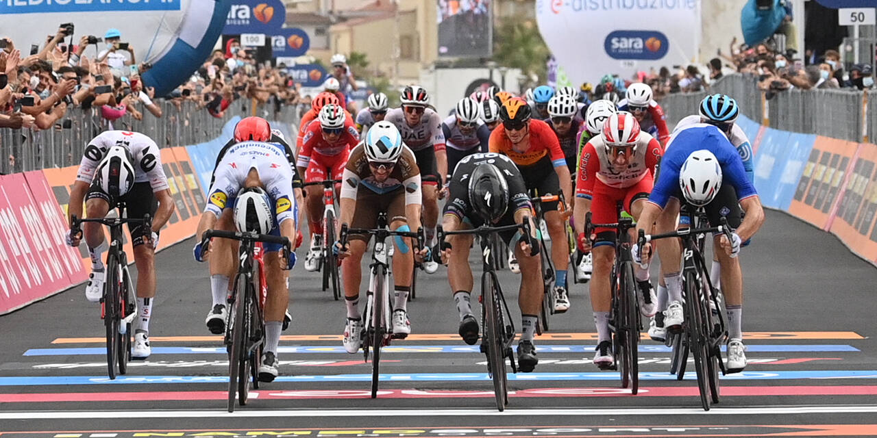 Giro d’Italia in Basilicata, onda rosa dal Pollino a Matera