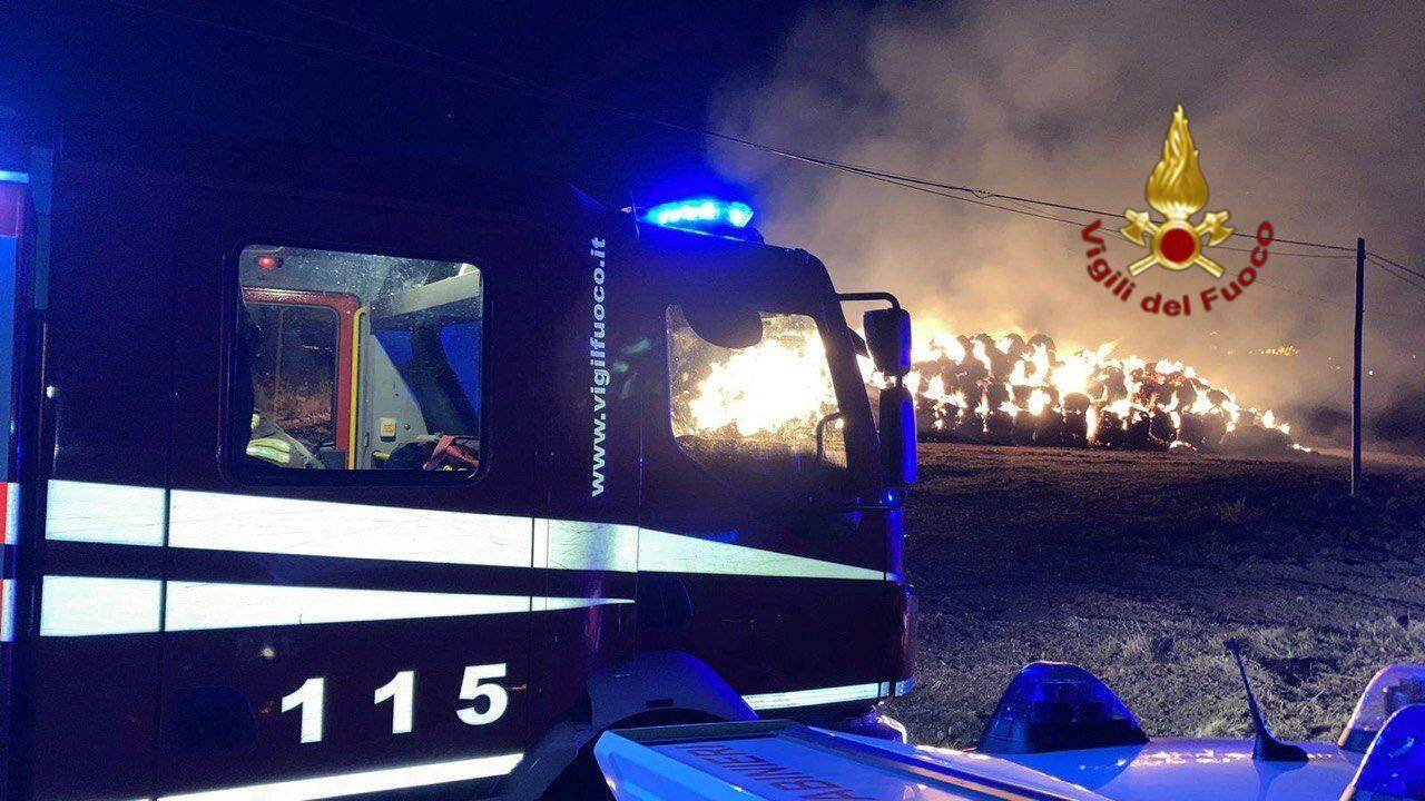 Incendio di 400 rotoballe di fieno, vigili del fuoco al lavoro a Melfi