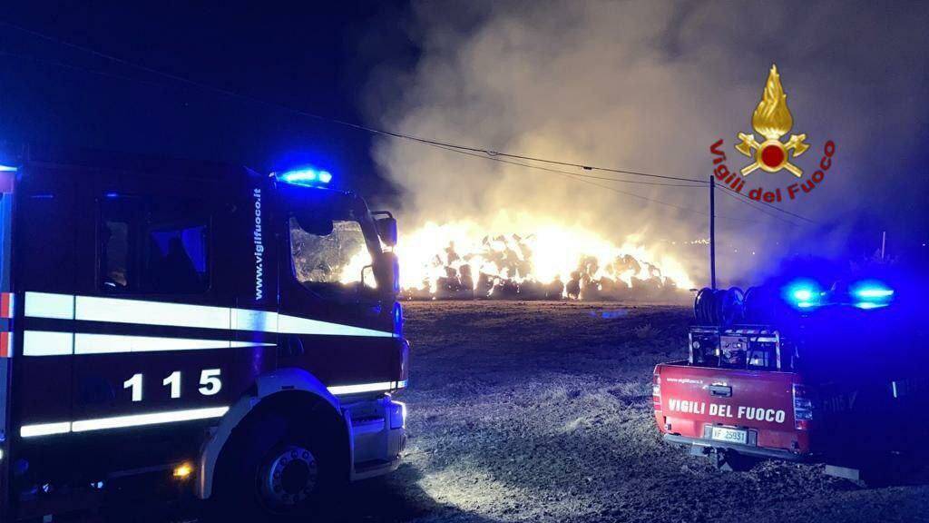 Incendio di 400 rotoballe di fieno, vigili del fuoco al lavoro a Melfi