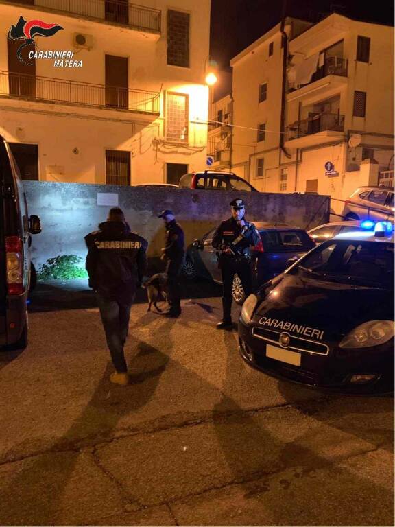 Evade dai domiciliari ed estorce denaro, carabinieri arrestano 38enne a Ferrandina