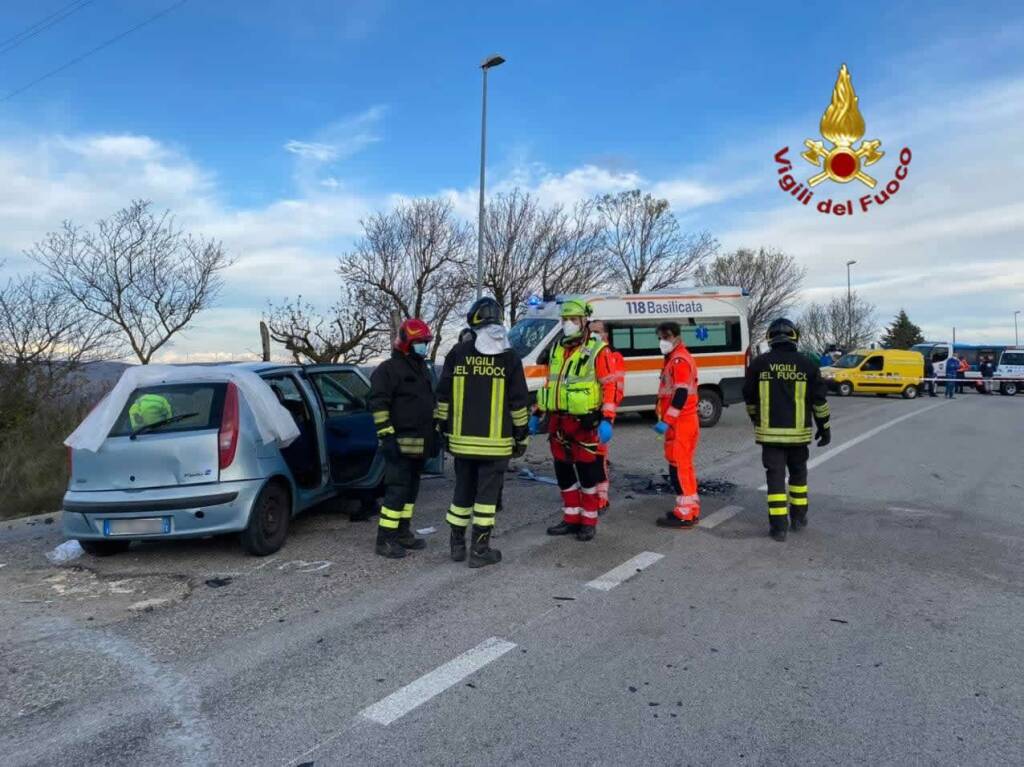 Un morto e tre feriti a Potenza, scontro frontale tra due auto