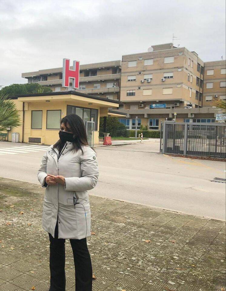 La sindaca di Venosa davanti all'ospedale della città