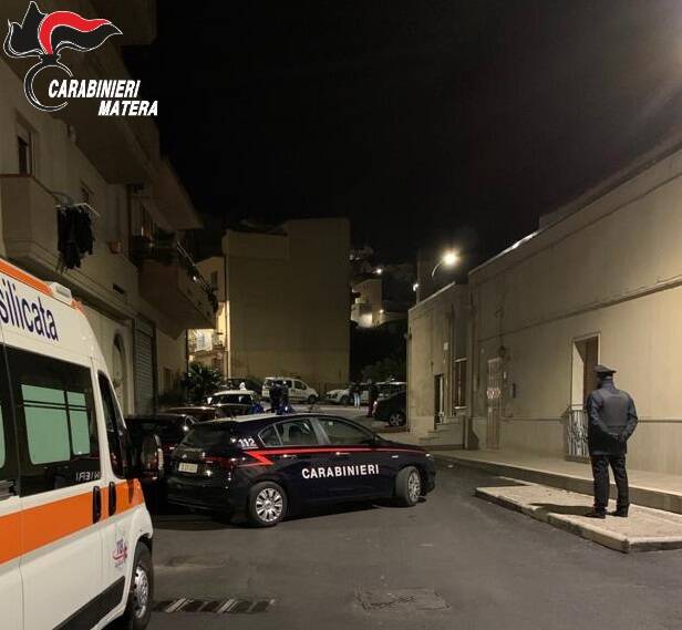 Si barrica in casa armato di coltello e martello nel Materano, bloccato dai carabinieri dopo ore di negoziato