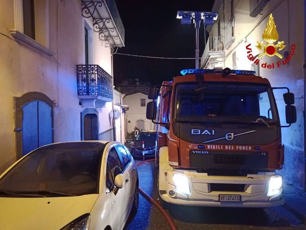 Auto in fiamme nel centro storico di Melfi, intervenuti i vigili del fuoco