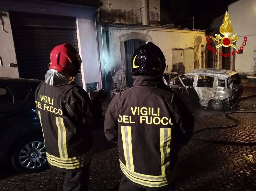 Auto in fiamme nel centro storico di Melfi, intervenuti i vigili del fuoco