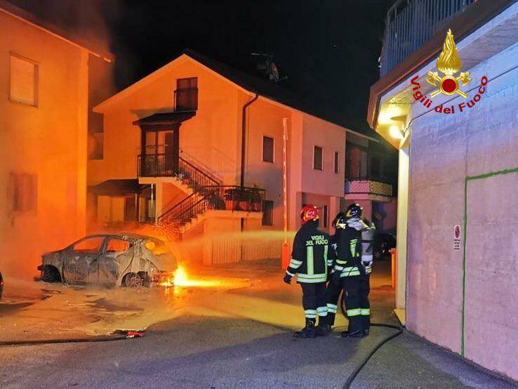 Auto in fiamme nella notte a Pignola, sul posto i Vigili del Fuoco