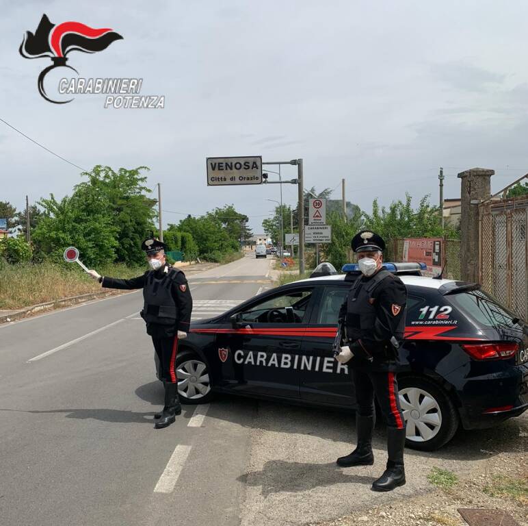Rubano auto e un furgone, inseguiti dai carabinieri di Venosa