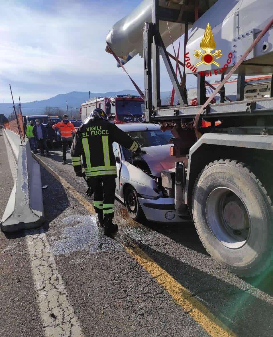 Auto finisce sotto tir, un ferito sulla strada Potenza-Melfi