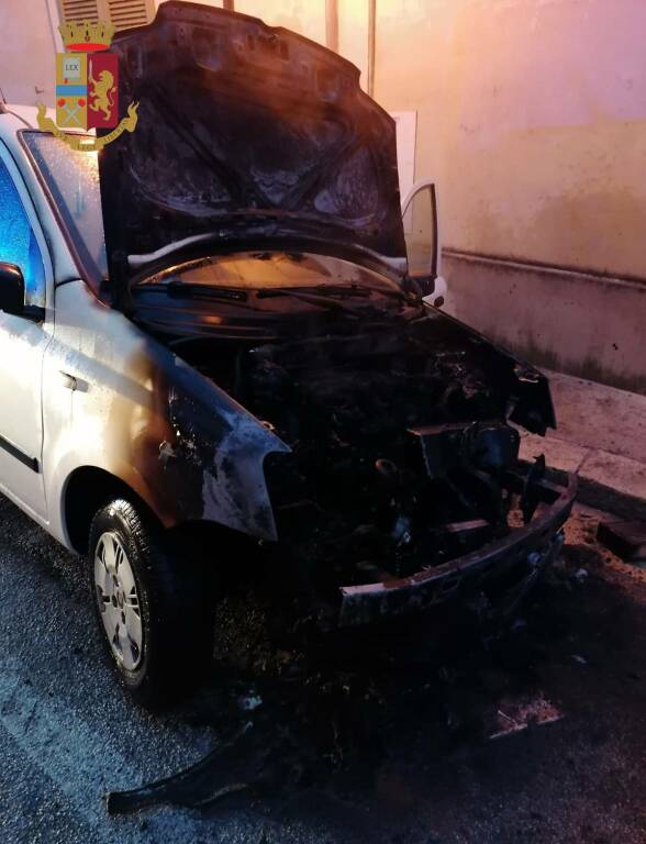 Incendia auto per dissidi lavorativi, 41enne denunciata a Matera