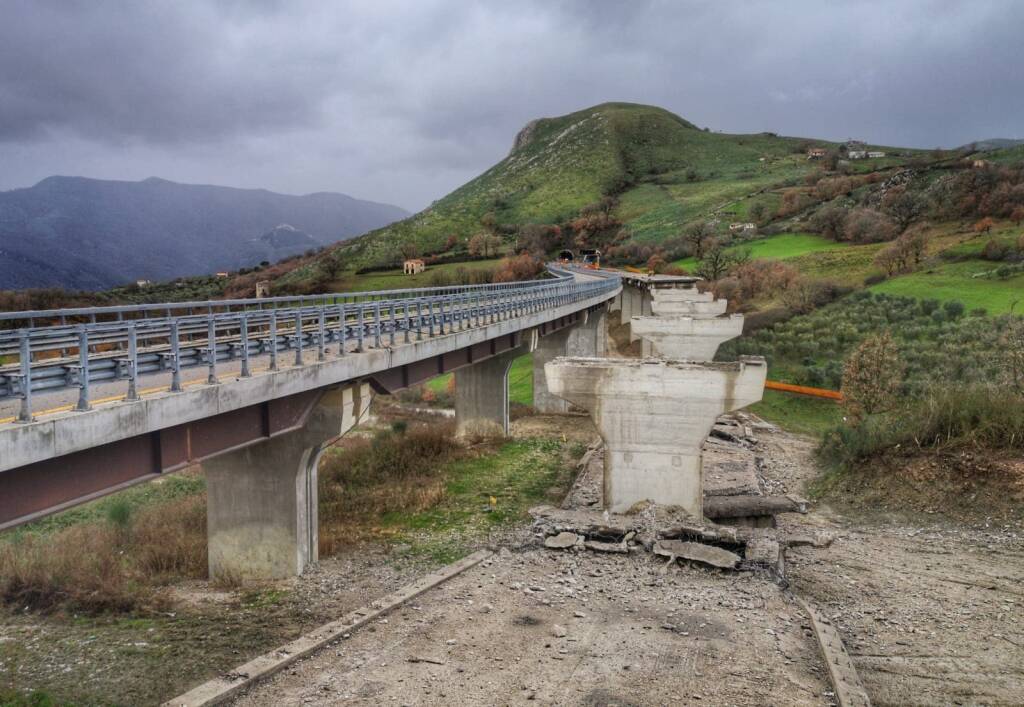 Raccordo Sicignano-Potenza: terminata prima fase della demolizione del viadotto ‘Franco’