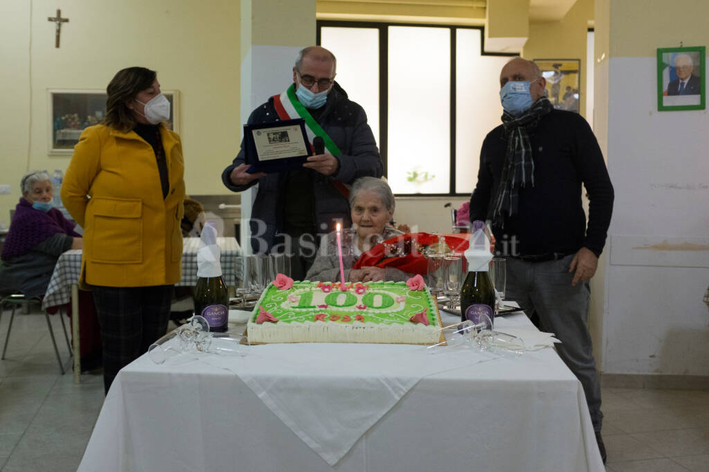 Zia Rosina si vaccina a 100 anni nel giorno del suo compleanno: giornata speciale a Rionero
