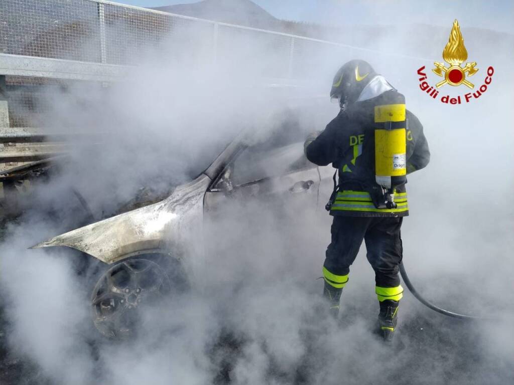Auto in fiamme sul Ponte di Picerno: salvo l’uomo alla guida, traffico bloccato