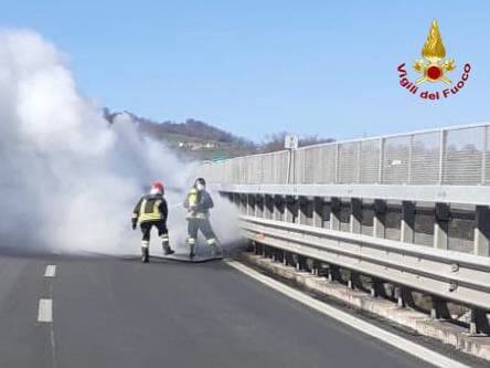 Auto in fiamme sul Ponte di Picerno: salvo l’uomo alla guida, traffico bloccato