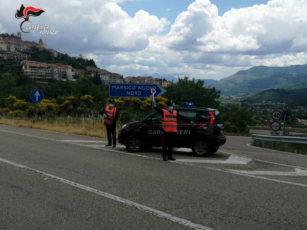 Controlli stradali nel Potentino, carabinieri denunciano 12 persone e sequestrano droga e coltelli