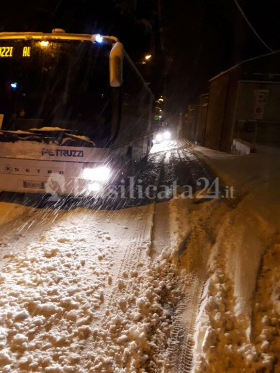 Autobus diretti alla Fca bloccati dalla neve ad Avigliano, gli operai: ogni volta sempre la stessa storia