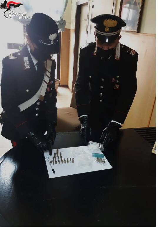 Matera. Trovato in casa con droga e munizioni: i carabinieri denunciano 38enne