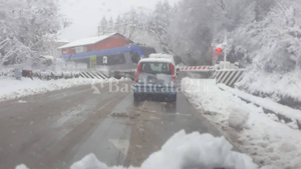 Treno bloccato tra Barile e Rionero, automobilisti esasperati