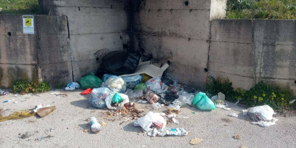 Inciviltà, rifiuti abbandonati in strada a Rionero. La segnalazione di un lettore