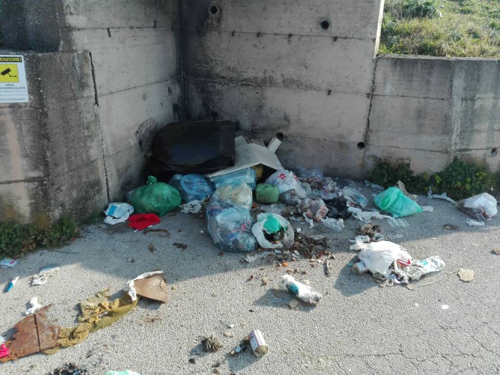 Inciviltà, rifiuti abbandonati in strada a Rionero. La segnalazione di un lettore