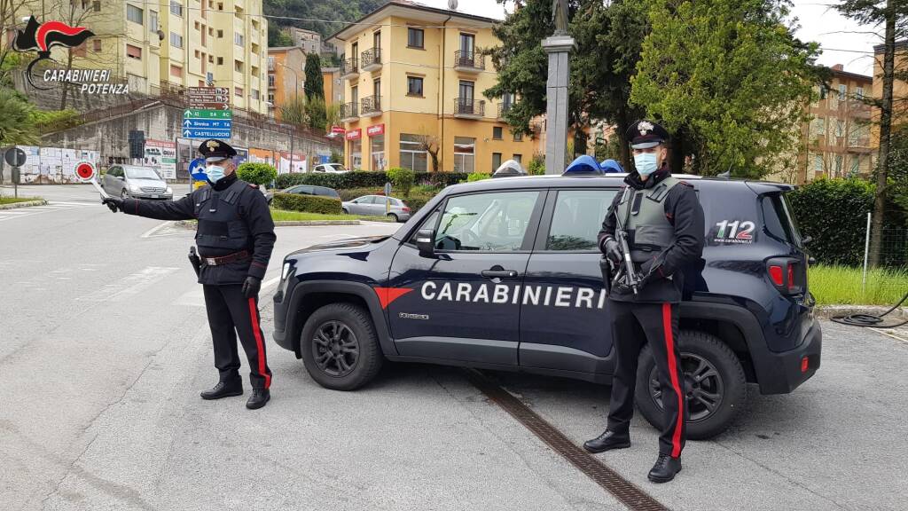 Rubano in un centro commerciale: arrestati dai Carabinieri a Lauria