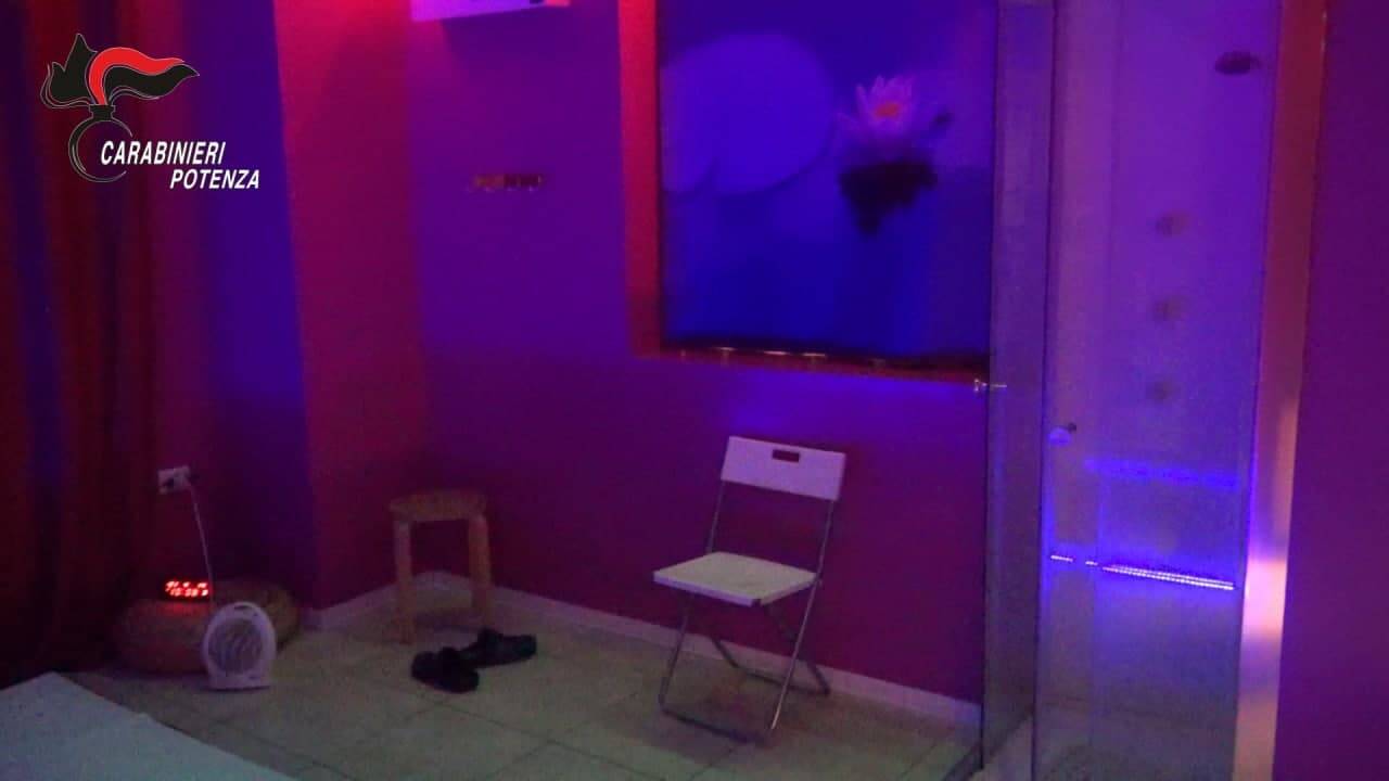 Prostituzione in un centro massaggi di Tito Scalo, arrestato un 45enne