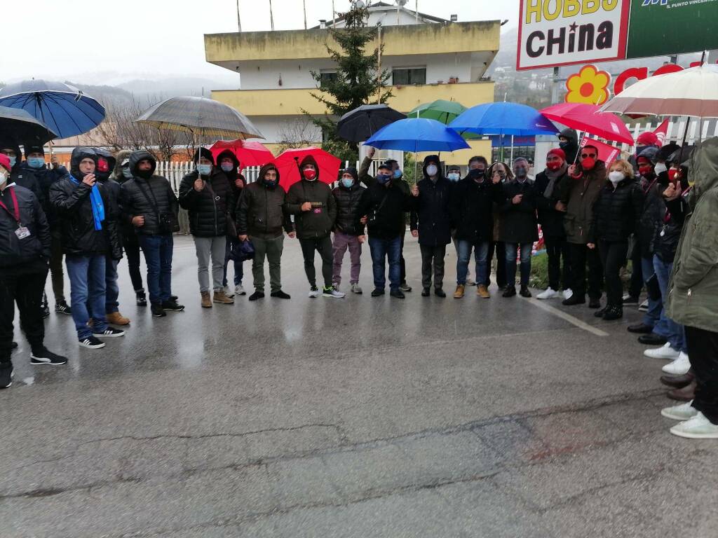 Ex Auchan, lavoratori in sit-in davanti al Comune di Melfi