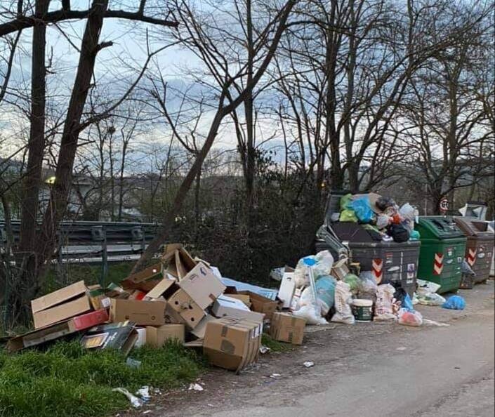 “Potentini costretti a vivere nell’immondizia”