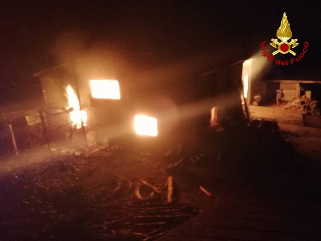 Ruoti, incendio in capannone agricolo: intervengono i Vigili del fuoco