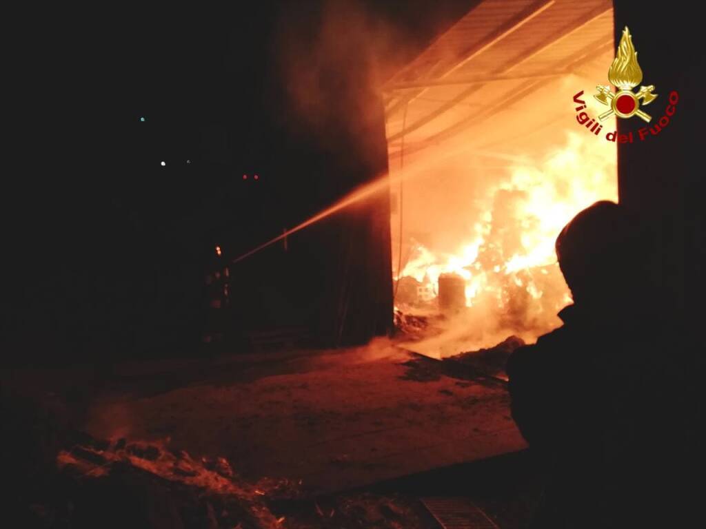 Ruoti, incendio in capannone agricolo: intervengono i Vigili del fuoco