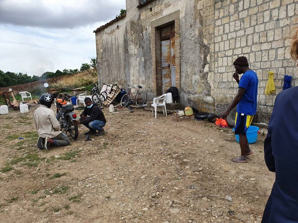 Migranti stagionali, primi insediamenti di fortuna nell’Alto Bradano