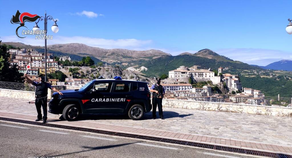 Danneggiano bar e aggrediscono gestore, cliente e carabinieri: due arresti a Muro Lucano