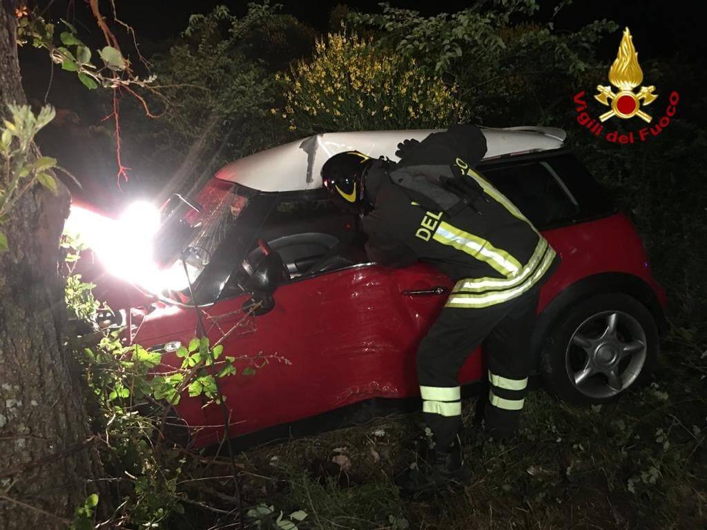 Auto contro albero ad Avigliano, un ferito estratto dai Vigili del Fuoco