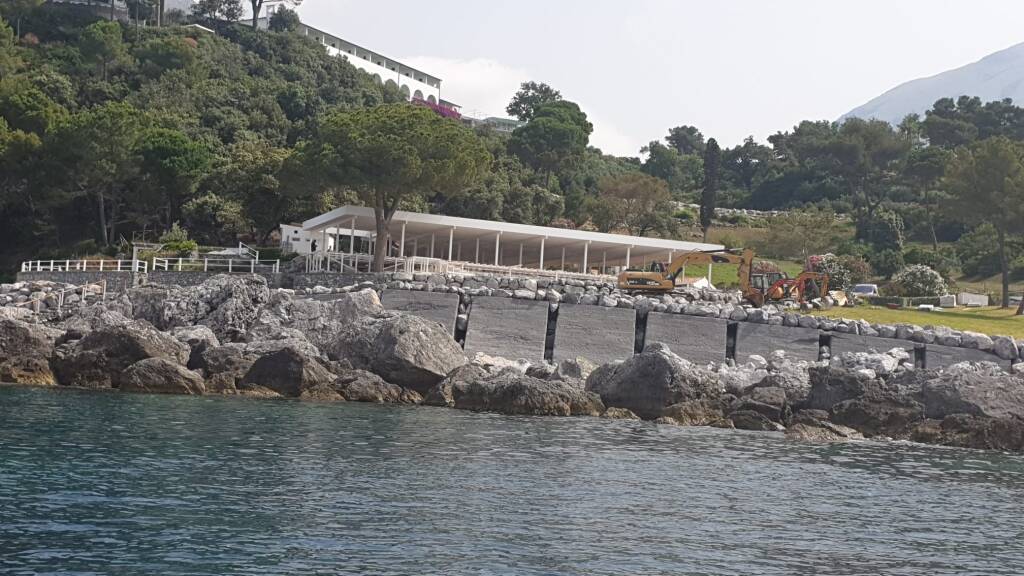 Maratea, ruspe e cemento sulla spiaggia: ordinata la demolizione