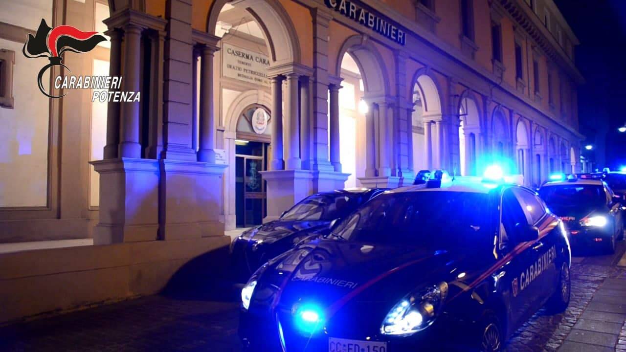 Trovato con cocaina, aggredisce carabiniere: 19enne arrestato a Potenza