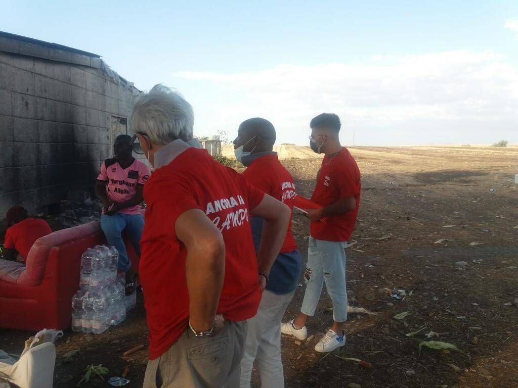 Lavoratori nell’immondizia e senza acqua: ecco come vivono i braccianti che raccolgono i pomodori nel Potentino