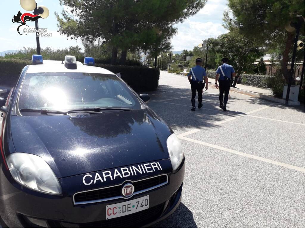 Strappa di mano la borsa ad una donna e fugge: preso e arrestato dai Carabinieri