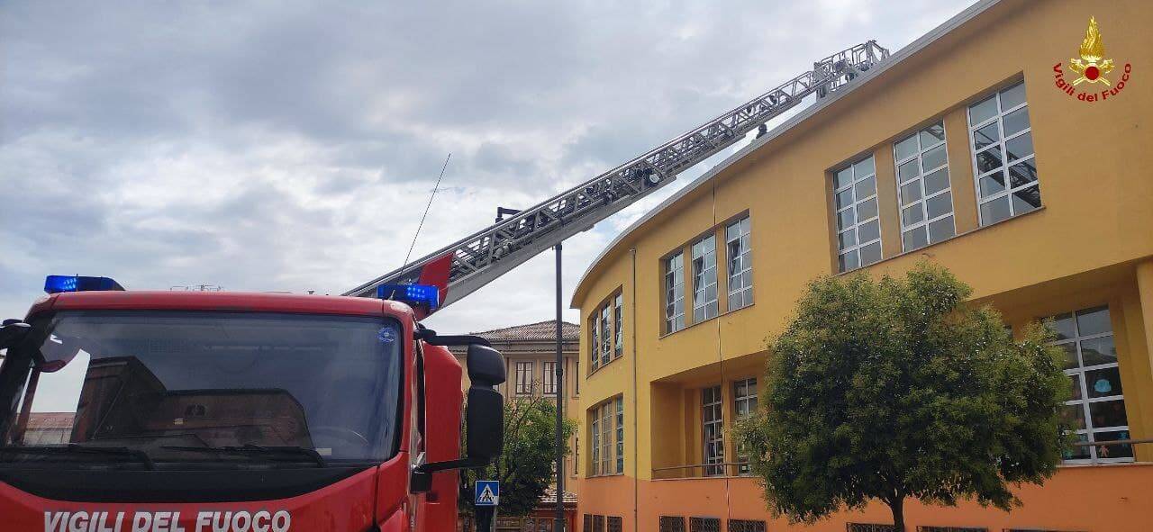 Incendio sul tetto di una scuola a Potenza, intervengono i vigili del fuoco