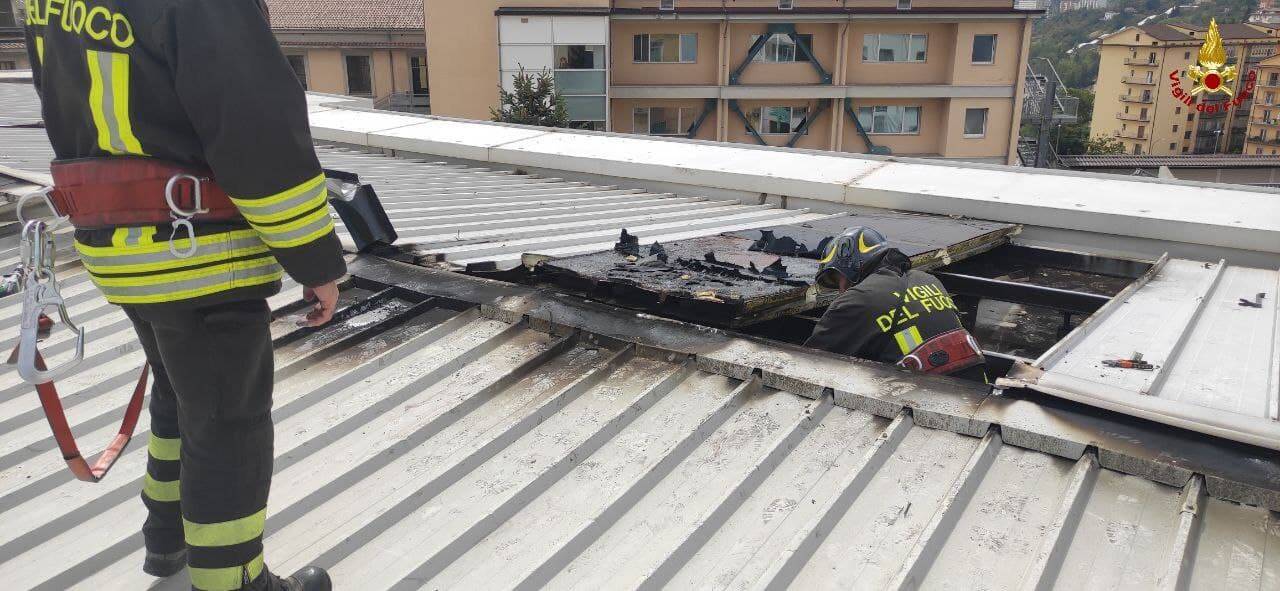 Incendio sul tetto di una scuola a Potenza, intervengono i vigili del fuoco