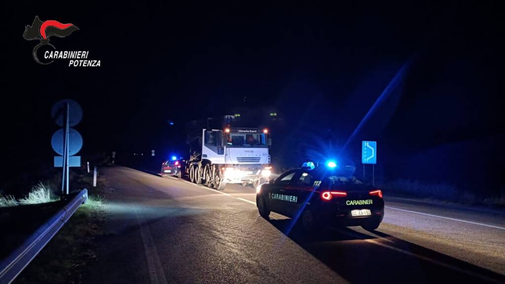 Furto di un camion-betoniera. I Carabinieri intercettano i ladri in fuga e recuperano il mezzo