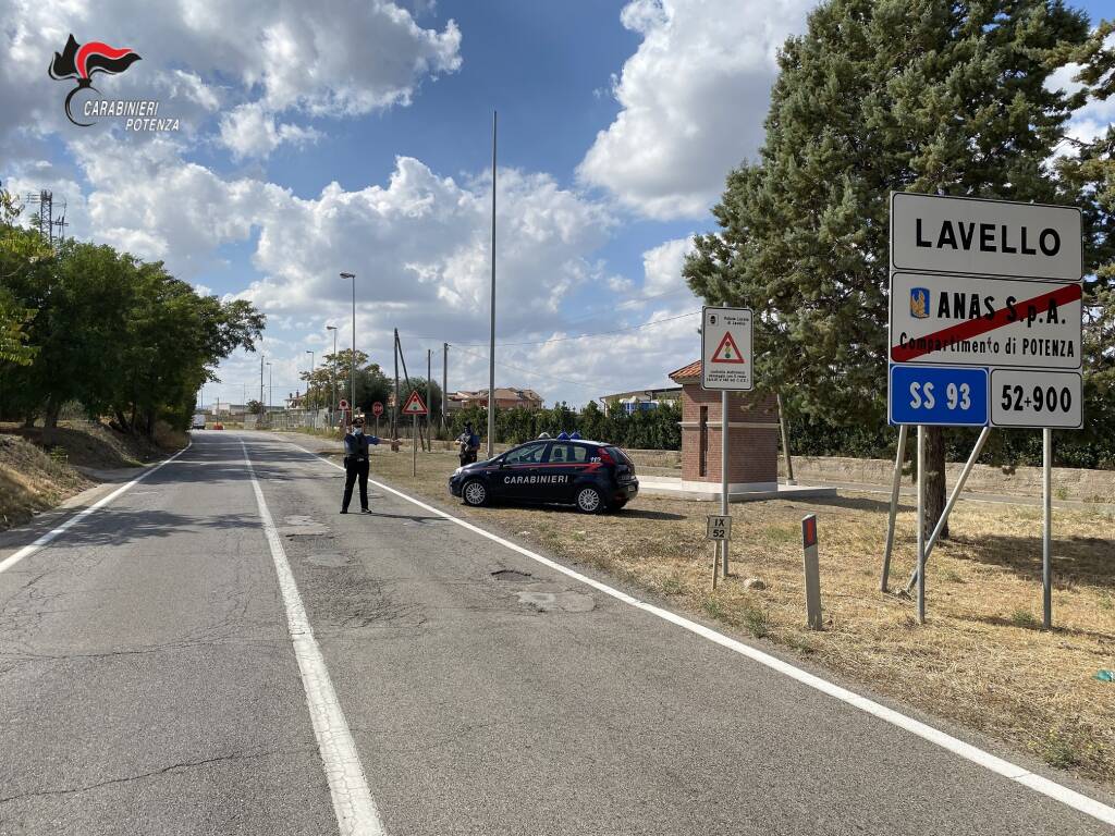 Spaccio di droga, tre arresti a Lavello. Le dosi lanciate dal balcone