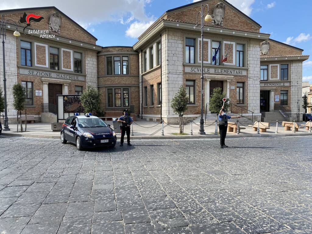 Spaccio di droga, tre arresti a Lavello. Le dosi lanciate dal balcone