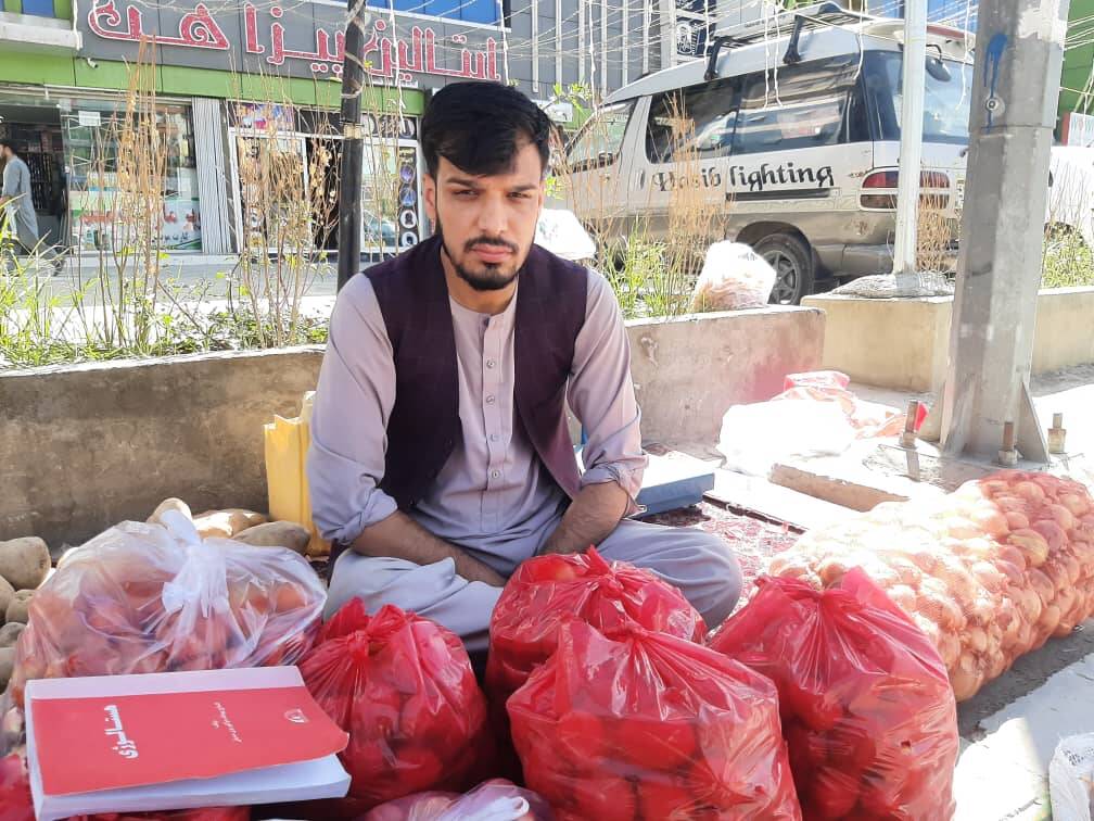 Kabul, la storia di Abdul Nasir Omer: da giornalista a venditore di patate e cipolle