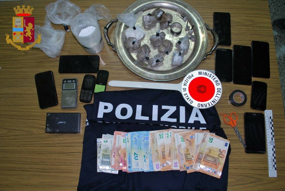 Spacciano droga in casa: arrestati dalla Polizia di Matera