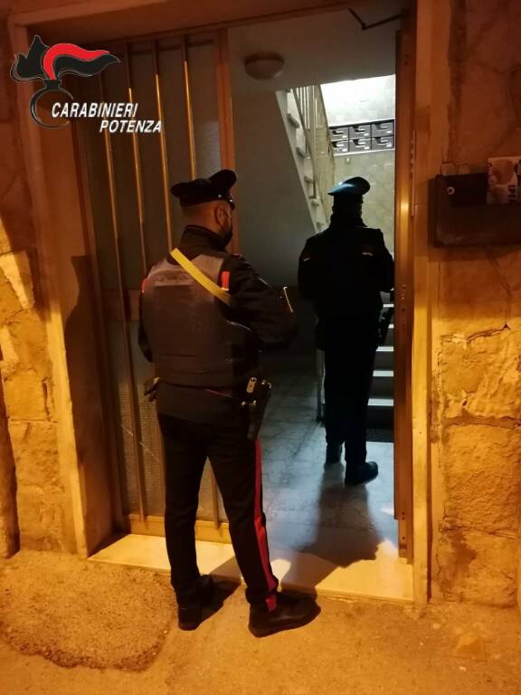 Potenza, si barrica in casa e si arrende dopo la negoziazione coi Carabinieri