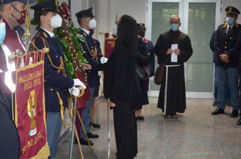 Matera e Potenza, deposta in Questura una corona in memoria dei defunti della Polizia