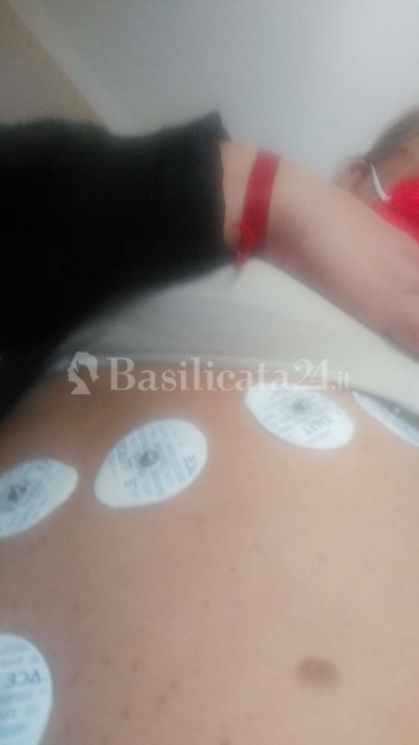 Ospedale San Carlo di Potenza: la dimettono con ago al braccio e sensori sul corpo